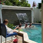 Δωμάτια σε οικογενειακή κατοικία Ilirida-swimming Pool & Garden View For Rent