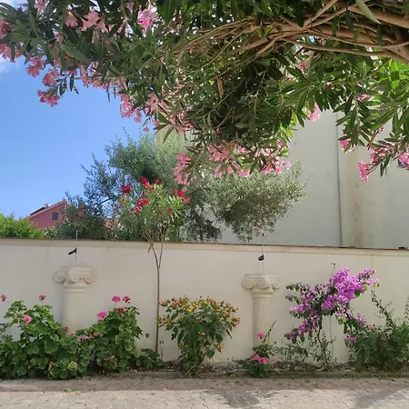 Ilirida-swimming Pool & Garden View For Rent Ubytování v soukromí *