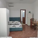Habitación en casa particular Ilirida-swimming Pool & Garden View For Rent Durrës