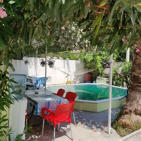 Alloggio in famiglia Ilirida-swimming Pool & Garden View For Rent *