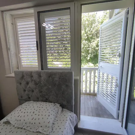 Homestay Ilirida-swimming Pool & Garden View For Rent