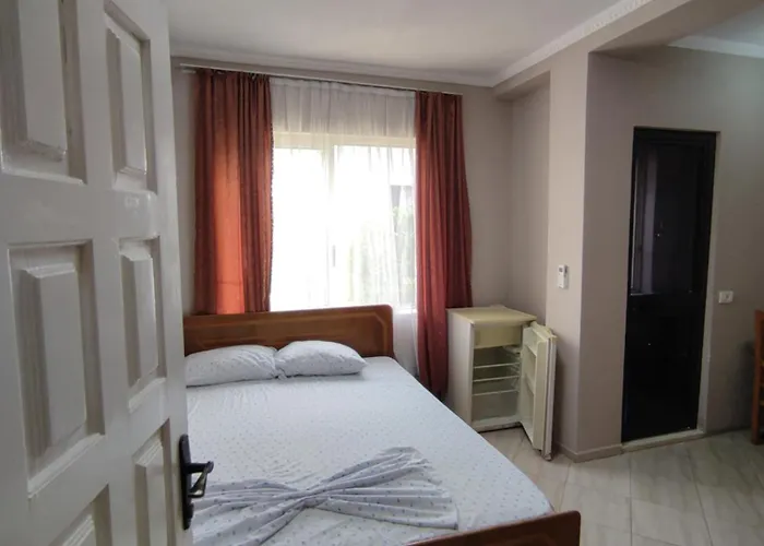 Ilirida-swimming Pool & Garden View For Rent 民宿 Durrës