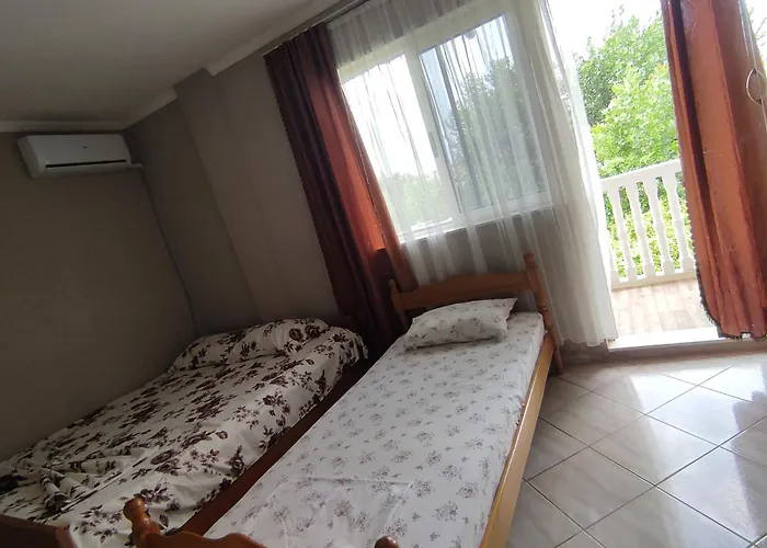 Ilirida-swimming Pool & Garden View For Rent Habitación en casa particular